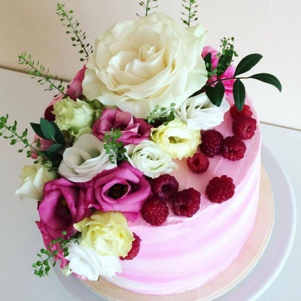 украшение торта живыми цветами