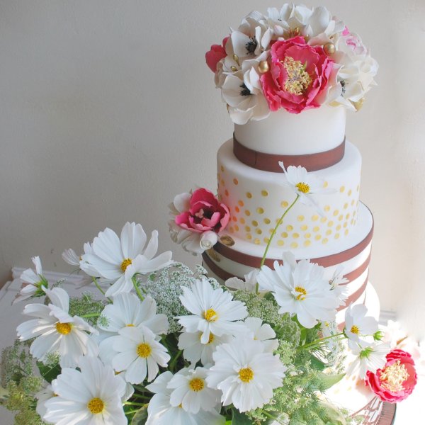 торт и цветы