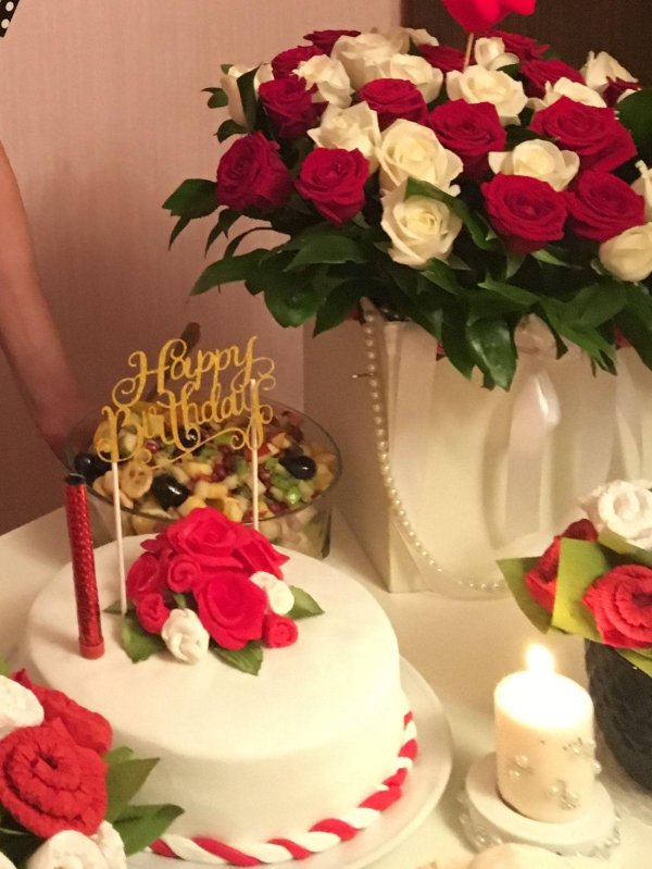 букет цветов и торт