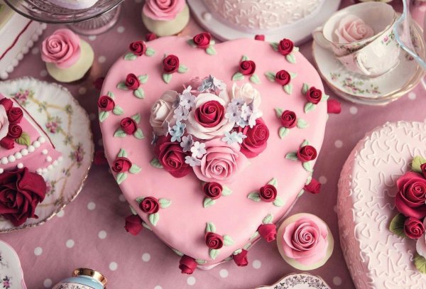 розовые торты