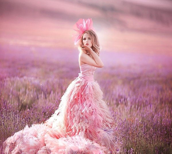 Девушка розовый