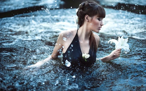 Девушка вода