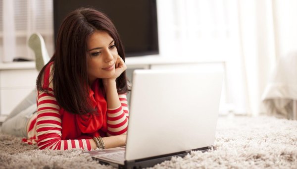 Девушка ноутбук