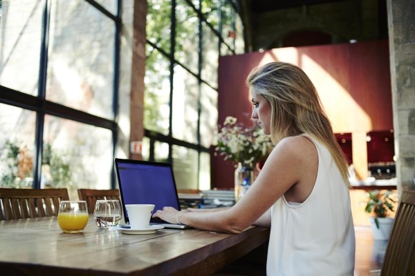 Девушка ноутбук