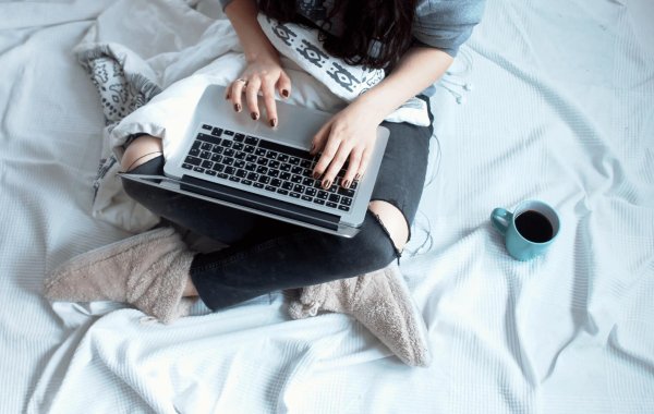 Девушка ноутбук