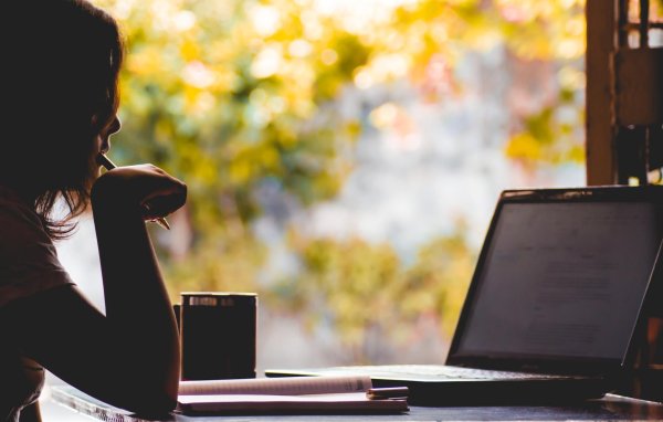 Девушка ноутбук