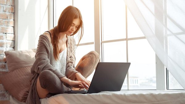 Девушка ноутбук