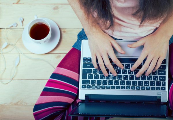 Девушка ноутбук