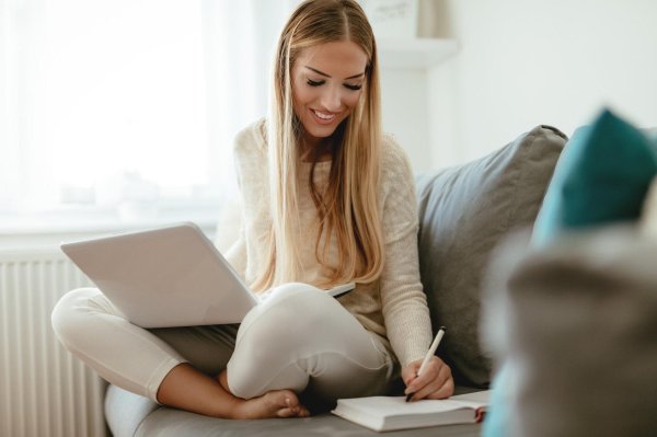 Девушка ноутбук