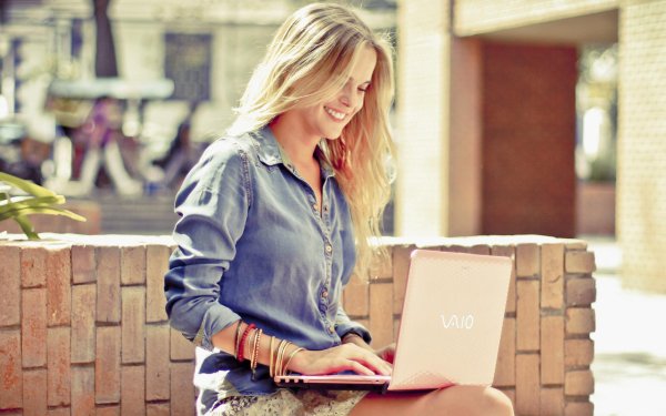 Девушка ноутбук