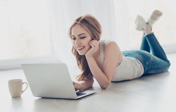 Девушка ноутбук