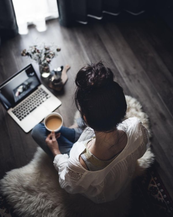 Девушка ноутбук