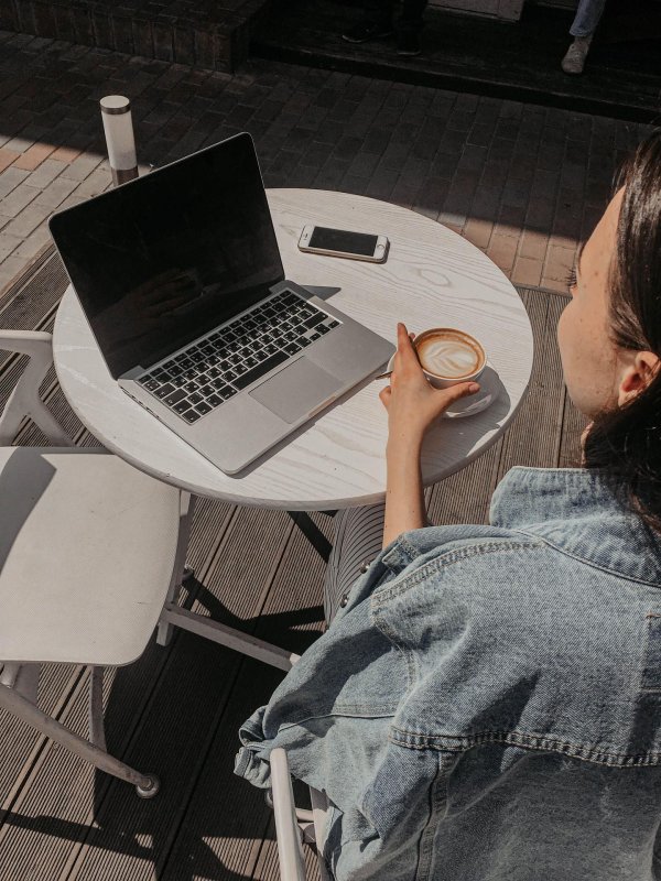 Девушка ноутбук