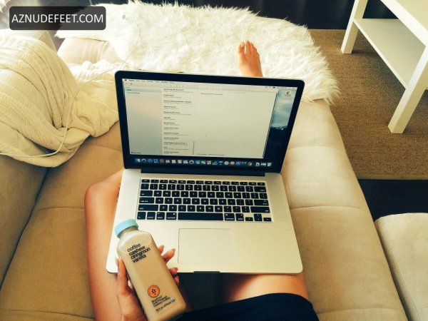 Девушка ноутбук