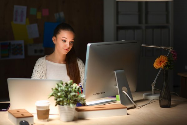 Девушка ноутбук