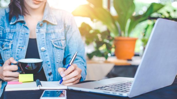 Девушка ноутбук