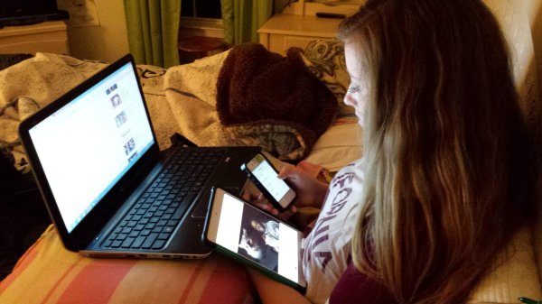 Девушка ноутбук