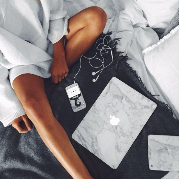 Девушка ноутбук