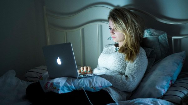 Девушка ноутбук