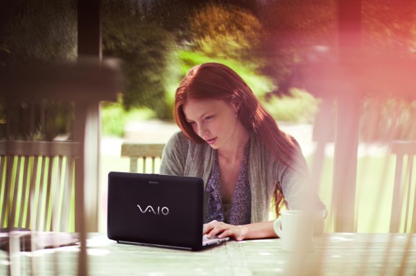 Девушка ноутбук