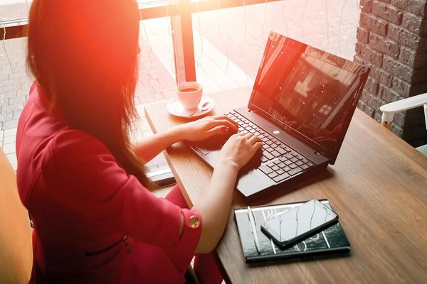 Девушка ноутбук