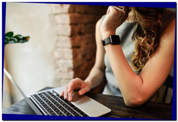 Девушка ноутбук