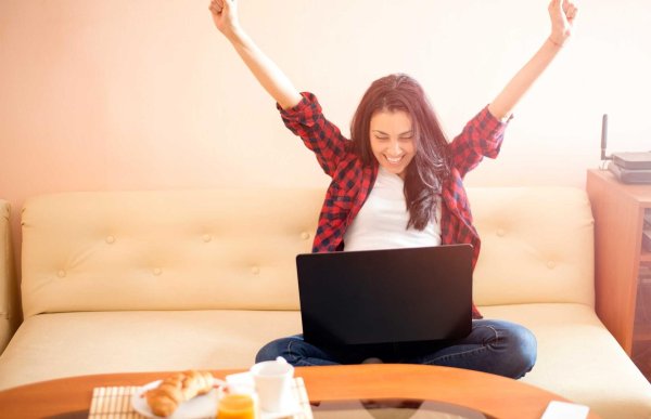 Девушка ноутбук