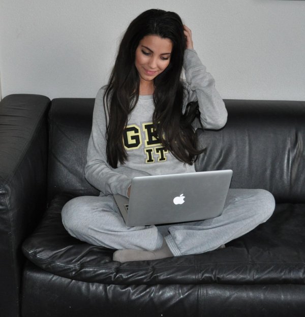 Девушка ноутбук