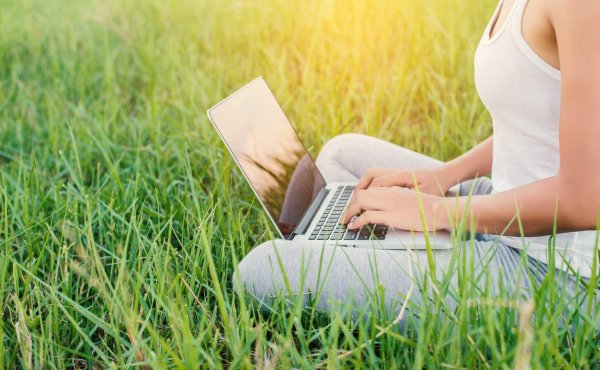 Девушка ноутбук