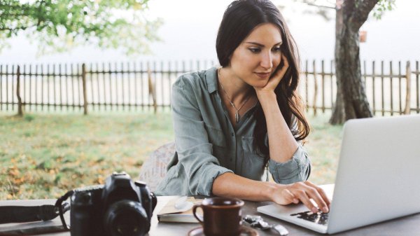 Девушка ноутбук