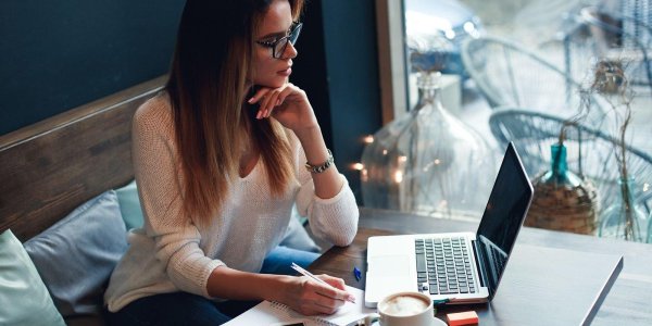 Девушка ноутбук