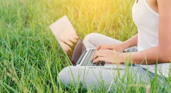 Девушка ноутбук