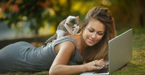 Девушка ноутбук