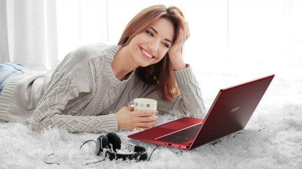 Девушка ноутбук