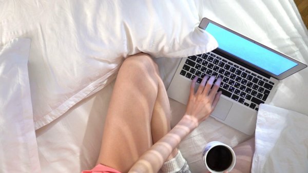 Девушка ноутбук