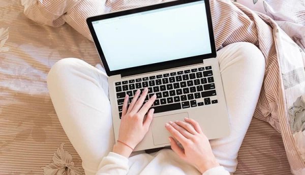 Девушка ноутбук