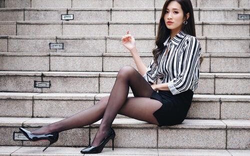 Девушка в колготках