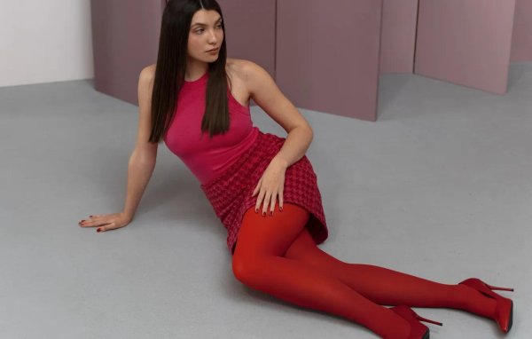 Девушка в колготках