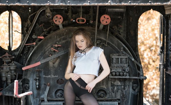 Девушка в колготках