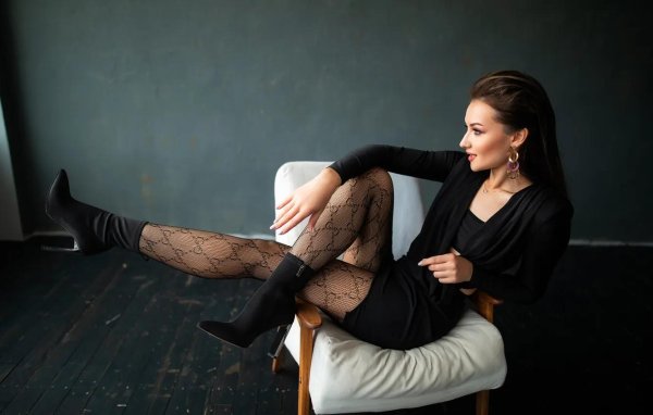 Девушка в колготках