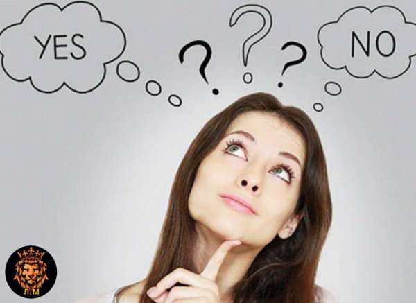 Девушка думает