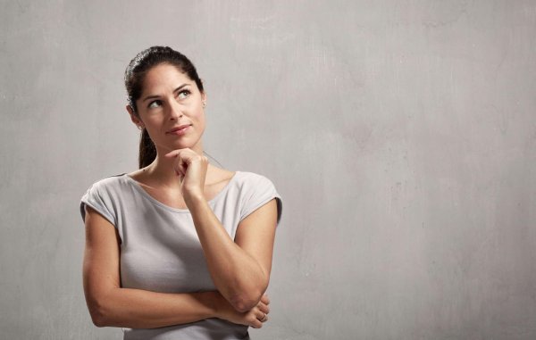 Девушка думает