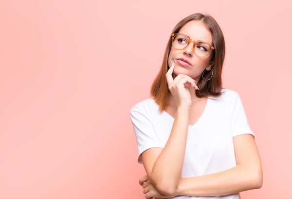 Девушка думает