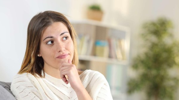 Девушка думает