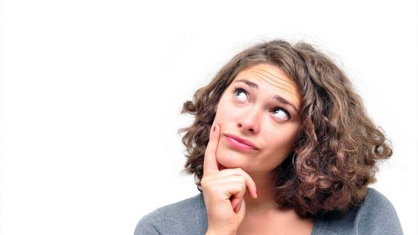 Девушка думает