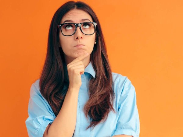 Девушка думает