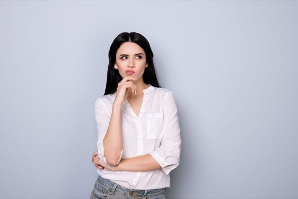 Девушка думает