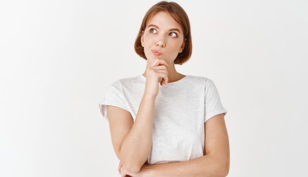 Девушка думает