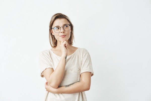 Девушка думает