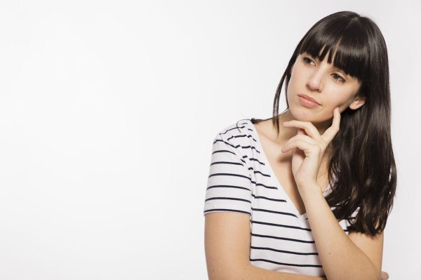 Девушка думает